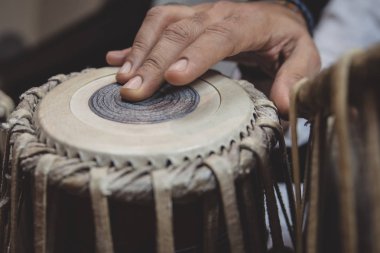 Tabla - Hint Klasik müzik vurmalı enstrüman - siyah artalanda çalışır bir adamın elleri (giyen boncuk) görüntü.
