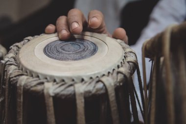 Tabla - Hint Klasik müzik vurmalı enstrüman - siyah artalanda çalışır bir adamın elleri (giyen boncuk) görüntü.