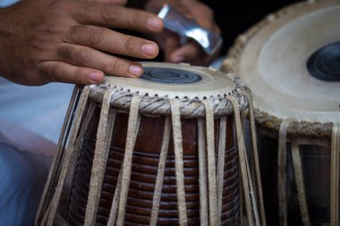 Tabla - Hint Klasik müzik vurmalı enstrüman - siyah artalanda çalışır bir adamın elleri (giyen boncuk) görüntü.