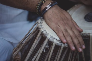 Tabla - Hint Klasik müzik vurmalı enstrüman - siyah artalanda çalışır bir adamın elleri (giyen boncuk) görüntü.