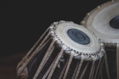 Tabla - Hint Klasik müzik vurmalı enstrüman - siyah artalanda çalışır bir adamın elleri (giyen boncuk) görüntü.