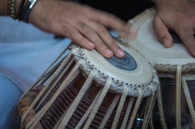 Tabla - Hint Klasik müzik vurmalı enstrüman - siyah artalanda çalışır bir adamın elleri (giyen boncuk) görüntü.