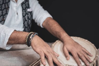 Tabla - Hint Klasik müzik vurmalı enstrüman - siyah artalanda çalışır bir adamın elleri (giyen boncuk) görüntü.