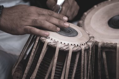 Tabla - Hint Klasik müzik vurmalı enstrüman - siyah artalanda çalışır bir adamın elleri (giyen boncuk) görüntü.
