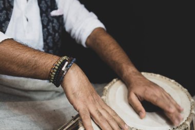 Tabla - Hint Klasik müzik vurmalı enstrüman - siyah artalanda çalışır bir adamın elleri (giyen boncuk) görüntü.