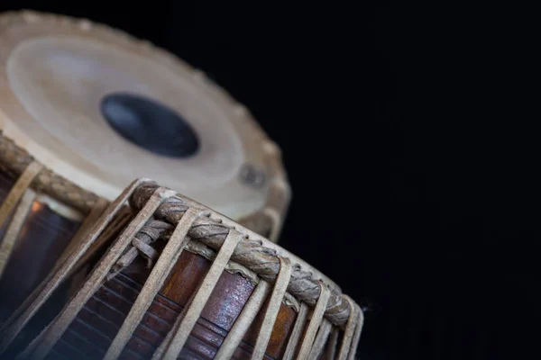 人間の手 身に着けているビーズ タブラ インド古典音楽打楽器 黒バック グラウンド再生のイメージ — ストック写真