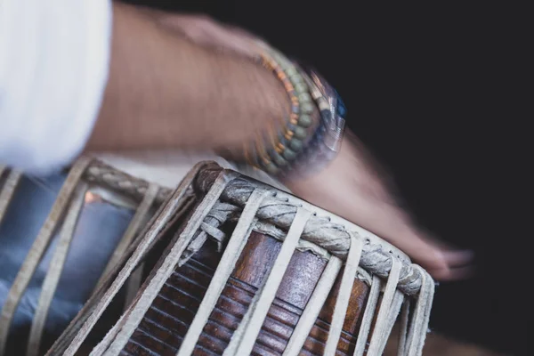 Gambar Tangan Seorang Pria Memakai Manik Manik Memainkan Alat Musik — Stok Foto
