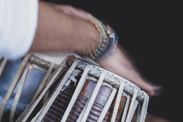 Tabla - Hint Klasik müzik vurmalı enstrüman - siyah artalanda çalışır bir adamın elleri (giyen boncuk) görüntü.