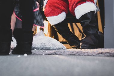 Noel önceki dönemde çocuklara Noel Baba'nın grotto, Noel Baba'nın ayakları giving uzağa düşük açılı görünümünü sunar.