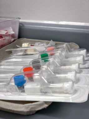 Farklı boyutlarda dizilmiş intravenöz kateterler, set - kullanılmak üzere hazır. 
