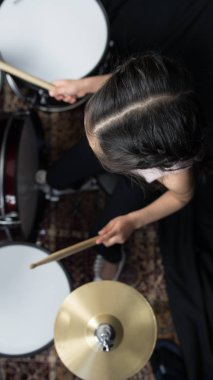 İngiliz Hint elbise - davul pratik ve müzik notları - koyu siyah arka plan üzerinde okuma 5 yaşında bir kız.