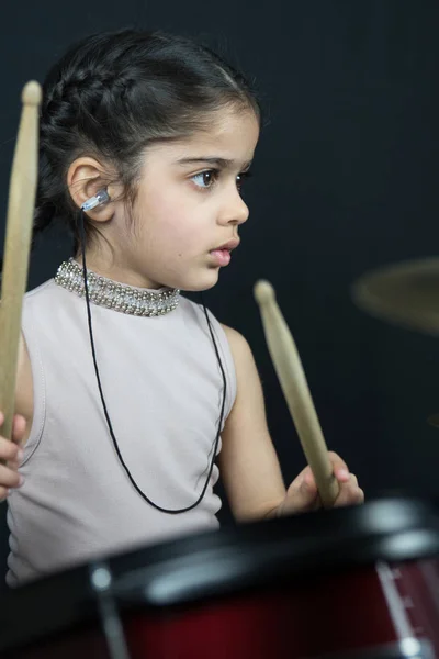 İngiliz Hint kökenli pratik ve davul çalmaya 5 yaşındaki kız yazıma - kopya alanı ile karanlık bir arka plan müzik okuma. 