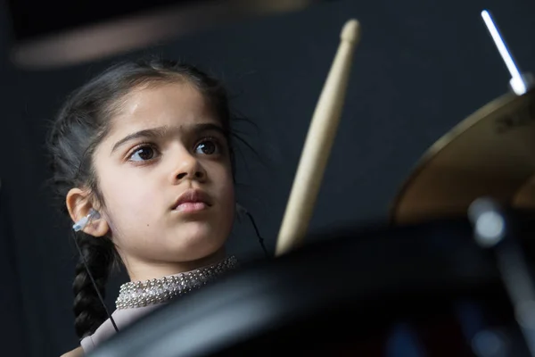 Chica Años Origen Indio Británico Practicando Tocando Batería Leyendo Música — Foto de Stock