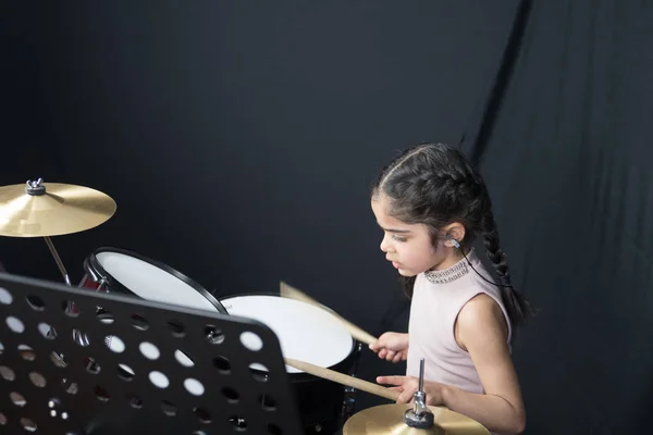İngiliz Hint elbise - davul pratik ve müzik notları - koyu siyah arka plan üzerinde okuma 5 yaşında bir kız.