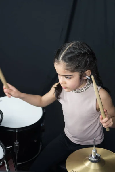 İngiliz Hint elbise - davul pratik ve müzik notları - koyu siyah arka plan üzerinde okuma 5 yaşında bir kız.
