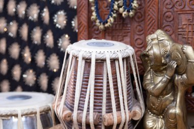 Tabla, Hint Klasik davul ile geleneksel Hint rustik takı ve boncuk ile süslü bir ortamda ziller - Ghungroo - ayak. 