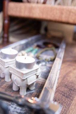 Rustik, ilgili Hint nesneler için sahne sanatları - Ganesha, tealights, boncuk, kolye ve takı - dokulu zemin üzerinde.