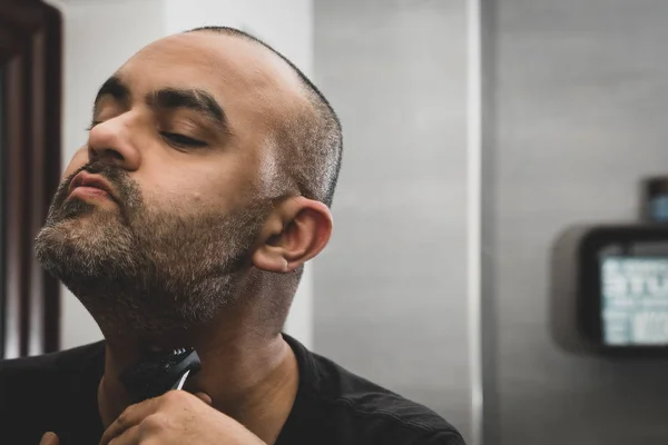 Hombre Asiático Británico Recortando Barba Rastrojo Frente Espejo — Foto de Stock