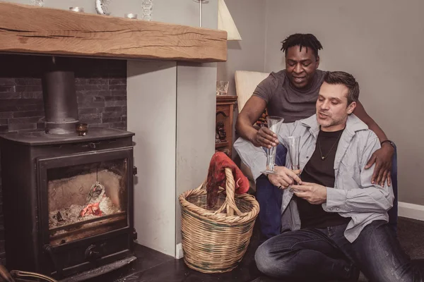 Een Multi Etnische Homo Paar Zit Thuis Bij Open Haard — Stockfoto