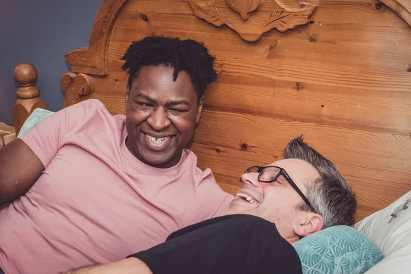 Söz, onların yatakta uzanarak Interracial bir gay çift. 