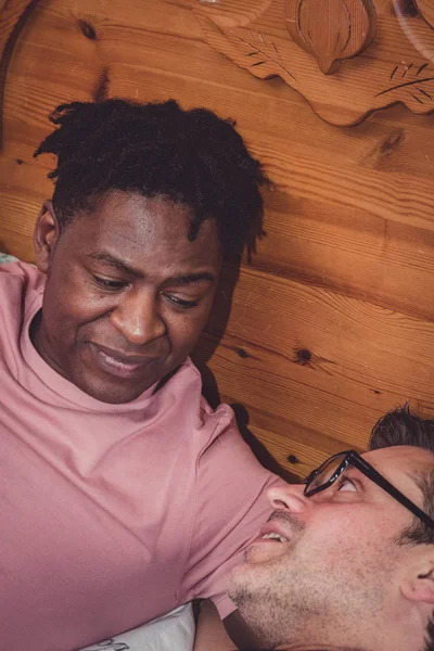 Söz, onların yatakta uzanarak Interracial bir gay çift. 