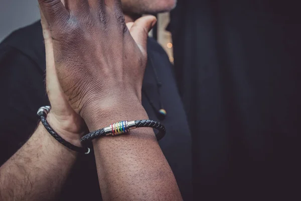 Casal Gay Interracial Posando Brincadeira Com Adereços Frente Fundo Preto — Fotografia de Stock