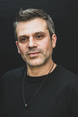 Jest sahne - fotoğraf Studio siyah bir arka plan önünde poz Interracial bir gay çift. 