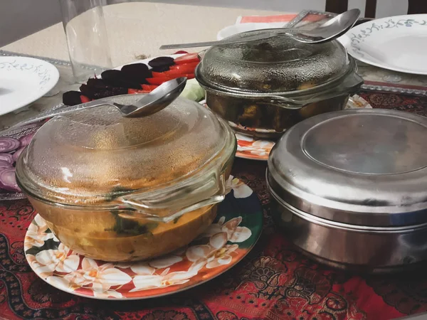 Hint yemekleri yemekleri Hint bir evde bir yemek masası üzerinde kaplarda hazırlanan. 