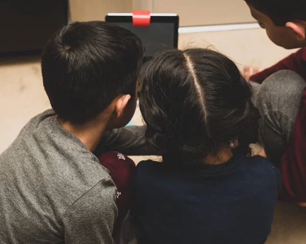 Osmo olan bir devrimci, okul çağındaki çocuklar için oyunlar eğitim sisteminde eller. Fiziksel nesnelerin önünde ipad üzerinde izlemek için yapay zeka ve ipads kullanır ve öğrenmede yardımcı olur. 