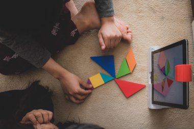 Leicester, Leicestershire, İngiltere. 22 Şubat 2019. Öğrenme ve Osmo, öğrenme ve gelişim - matematik, sayılar, uzaysal yönlendirme yardım için ipads kullanarak bir platform üzerinde zevk okul çağındaki çocuklar.