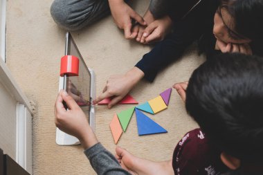 Leicester, Leicestershire, İngiltere. 22 Şubat 2019. Öğrenme ve Osmo, öğrenme ve gelişim - matematik, sayılar, uzaysal yönlendirme yardım için ipads kullanarak bir platform üzerinde zevk okul çağındaki çocuklar.