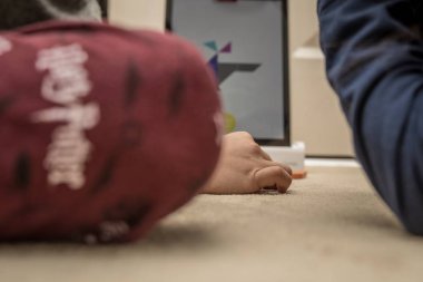 Leicester, Leicestershire, İngiltere. 22 Şubat 2019. Öğrenme ve Osmo, öğrenme ve gelişim - matematik, sayılar, uzaysal yönlendirme yardım için ipads kullanarak bir platform üzerinde zevk okul çağındaki çocuklar.