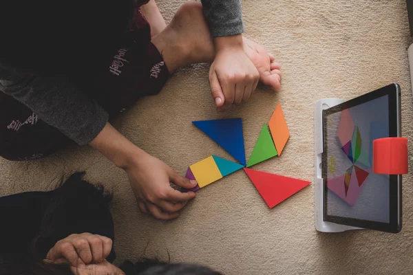 Leicester, Leicestershire, İngiltere. 22 Şubat 2019. Öğrenme ve Osmo, öğrenme ve gelişim - matematik, sayılar, uzaysal yönlendirme yardım için ipads kullanarak bir platform üzerinde zevk okul çağındaki çocuklar.