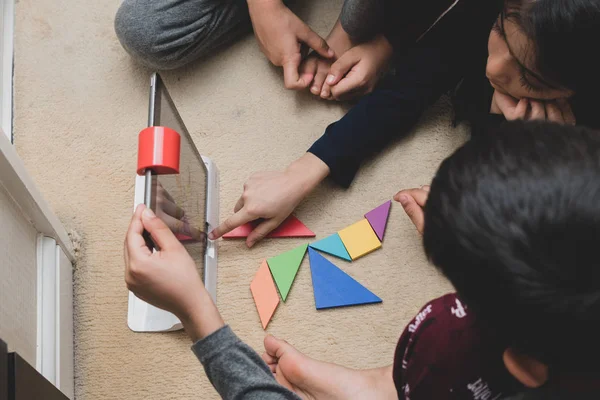Leicester, Leicestershire, İngiltere. 22 Şubat 2019. Öğrenme ve Osmo, öğrenme ve gelişim - matematik, sayılar, uzaysal yönlendirme yardım için ipads kullanarak bir platform üzerinde zevk okul çağındaki çocuklar.