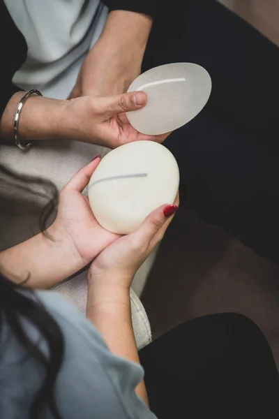 Plastik cerrah ve hasta seçimi meme implantları mastektomi sonra veya göğüs büyütme için tartışmak. 