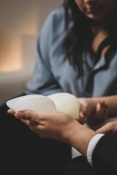 Plastik cerrah ve hasta seçimi meme implantları mastektomi sonra veya göğüs büyütme için tartışmak. 