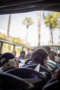 Barselona, İspanya. 13 Nisan 2019. Turistlerin şehri keşfetmesi için popüler bir yol olan otobüsten atlayıştan bir hop un tepesinden sokakların ve turistlerin manzarası. 