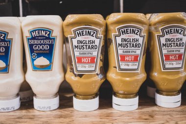Luton Havaalanı, Bedforsdshire, İngiltere. 13 Nisan 2019. Londra'nın Luton havaalanı restoranında yolcular tarafından tüketim için heinz sosları şişeleri sergileniyor.