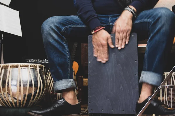 Denim ve çift keşiş ayakkabı şık bir müzisyen Cajon, Bir Perulu davul İspanya Flamenko dans ile yaygın olarak kullanılan çalış. 