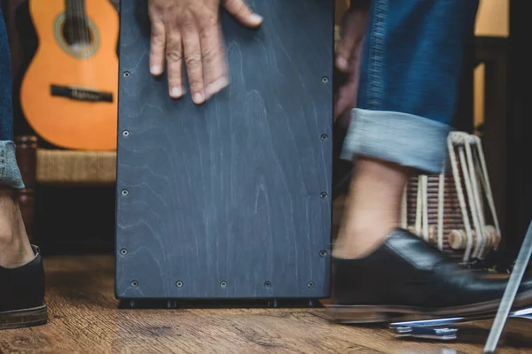Denim ve çift keşiş ayakkabı şık bir müzisyen Cajon, Bir Perulu davul İspanya Flamenko dans ile yaygın olarak kullanılan çalış. 