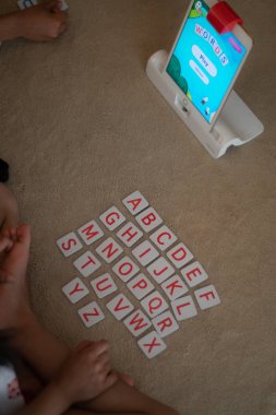 Öğrenme ve geliştirmeye yardımcı olmak için ipad'leri kullanan bir platform olan Osmo'da öğrenme ve eğlenen okul çağındaki çocuklar - matematik, sayılar, mekansal yönelim.