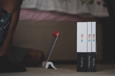 Öğrenme ve geliştirmeye yardımcı olmak için ipad'leri kullanan bir platform olan Osmo'da öğrenme ve eğlenen okul çağındaki çocuklar - matematik, sayılar, mekansal yönelim.