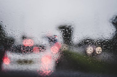 İngiltere 'de yağmurlu, yağmurlu ve yağmurlu bir günün ön camından bak.. 