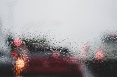 İngiltere 'de yağmurlu, yağmurlu ve yağmurlu bir günün ön camından bak.. 