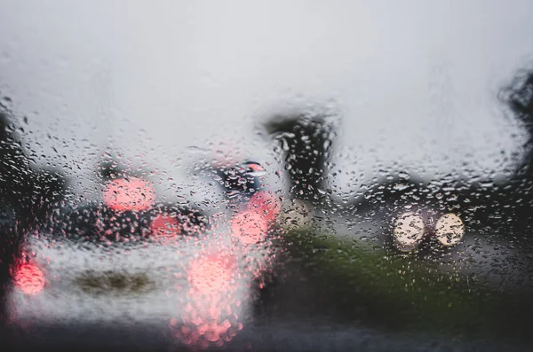 İngiltere 'de yağmurlu, yağmurlu ve yağmurlu bir günün ön camından bak.. 