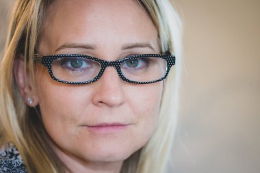 Sıcak bir banyoda beyaz bir kadının portresi, sonra da kendini bir havluyla kurutuyor.. 