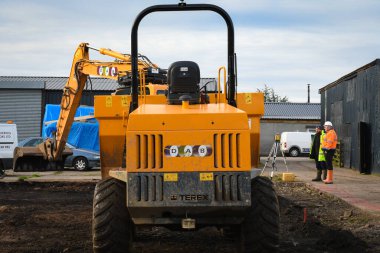 Toprak hareket ediyor, buldozerler ve çimento karıştırıcısı İngiltere 'de bir inşaat alanında..