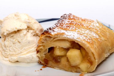 Vanilyalı dondurmalı elmalı turta.