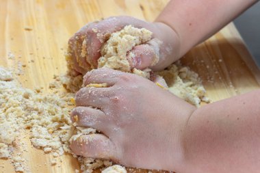 Ellerinle hamur yoğur.