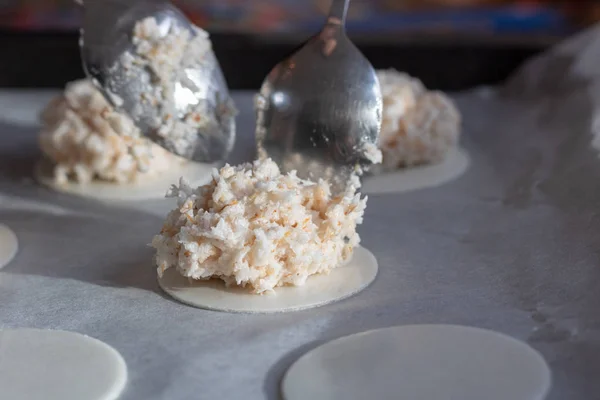 Ev yapımı Hindistan cevizi macaroons Hindistan cevizi beze kurabiye pişirme pan kağıdı, içinde kapatın. Hindistan cevizi macaroons geleneksel Noel Kokosmakronen denilen Almanya'da kurabiyeler.